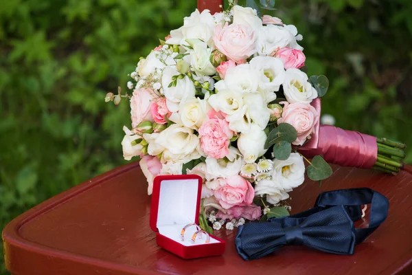 Brudens Bröllopsbukett Med Vita Och Rosa Blommor Blå Fluga Bredvid — Stockfoto