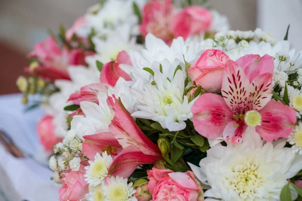 Brudens Bröllopsbukett Med Vita Blommor Och Rosa Orkidéer Buketter För — Stockfoto