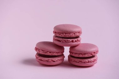 Piramit üç pembe macaroons yakın çekim
