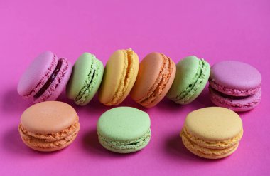 Çok renkli macaroons fucsia arka planda, izole kapatmak
