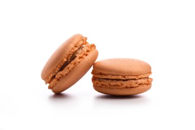 Beyaz arka plan üzerinde izole turuncu Bademli kurabiye. Yakın çekim