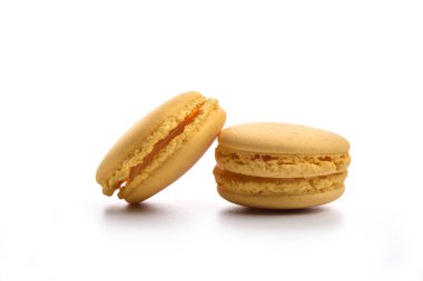 Beyaz arka plan üzerinde izole sarı Bademli kurabiye. Yakın çekim