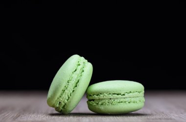Ahşap masa üzerinde iki yeşil macaroons yakın çekim