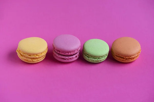 Verschillende Veelkleurige Bitterkoekjes Een Achtergrond Fucsia — Stockfoto