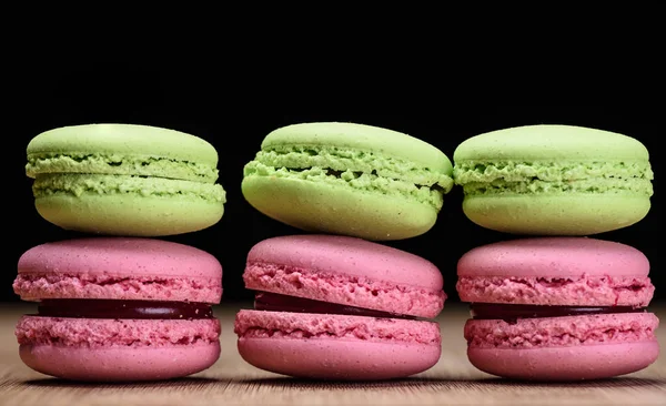 Zoete Groene Roze Franse Bitterkoekjes Houten Achtergrond — Stockfoto