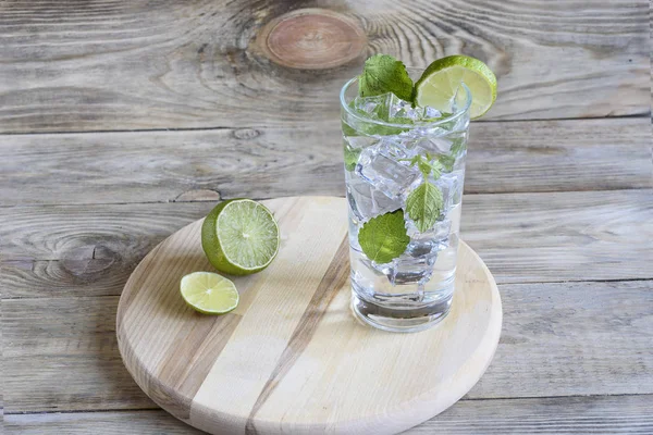 Lemonade with melissa leaves and a slice of lime — Stock Photo, Image