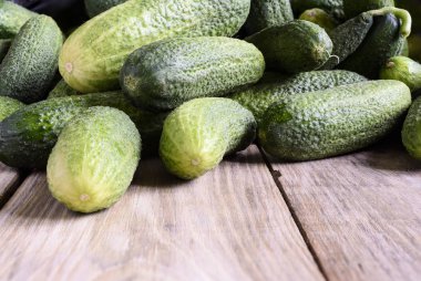 Rustik tarzı ahşap bir masaya taze salatalık