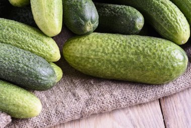 Taze salatalık üzerinde çul, rustik tarzı, yakın çekim