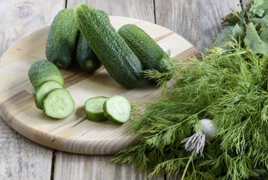 Taze salatalık, sarımsak, dereotu bir ahşap zemin üzerine yakın