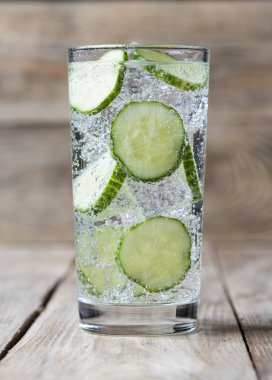 Ahşap zemin üzerine salatalık ile soğuk taze limonata