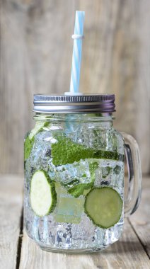 Salatalık, buz ve nane ile soğuk taze limonata