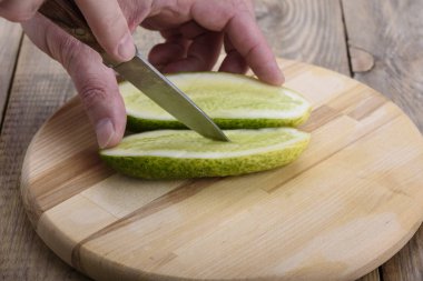 Taze salatalık yüzeyindeki oluklar