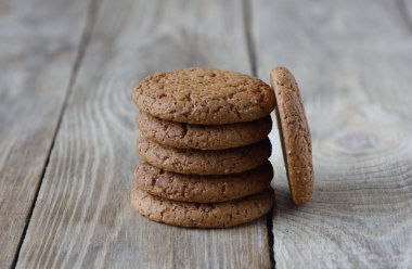 Eski ahşap arka plan üzerinde yulaf bisküvi