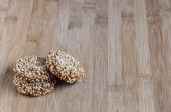 Galletas de avena con semillas de sésamo sobre un fondo de madera con sp — Foto de Stock