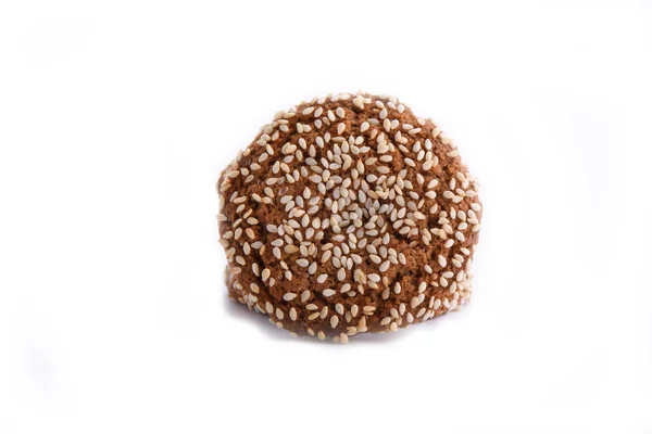 Biscotti di farina d'avena con semi di sesamo isolati su fondo bianco — Foto Stock