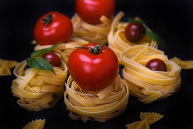 Yuva pişmemiş makarna domates yakın çekim