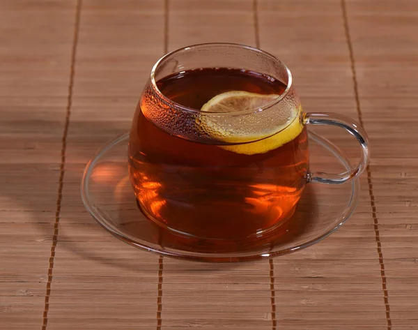 Tasse Tee Mit Zitrone Auf Einer Matte Nahaufnahme — Stockfoto