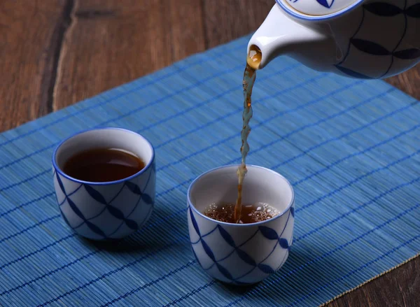 Heißer Tee Wird Eine Von Zwei Tassen Gegossen — Stockfoto