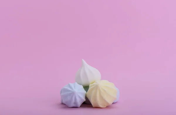 Pyramide Meringues Multicolores Sur Fond Rose Espace Pour Texte — Photo