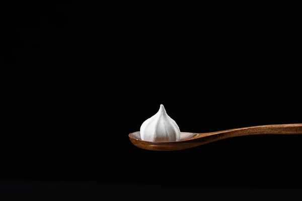 Cuchara Madera Con Merengue Blanco Aislado Sobre Fondo Negro Cerca — Foto de Stock