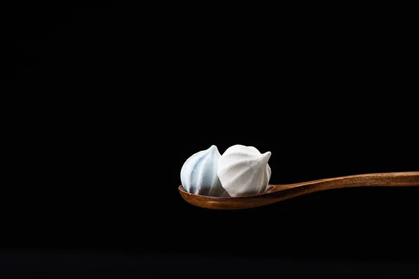 Cuchara Madera Con Merengues Azules Blancos Aislados Sobre Fondo Negro — Foto de Stock