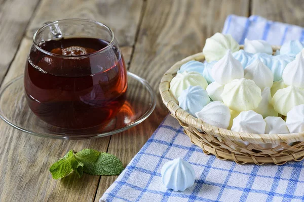 Frühstück Mit Baiser Und Einer Tasse Tee Rustikaler Stil — Stockfoto