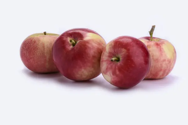 Φρέσκα κόκκινα μήλα που απομονώνονται σε λευκό φόντο — Φωτογραφία Αρχείου