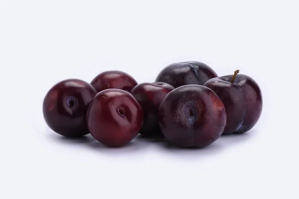 Prunes fraîches sucrées isolées sur fond blanc — Photo