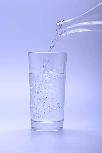 Menuangkan Air Tawar Dalam Gelas Dari Botol — Stok Foto