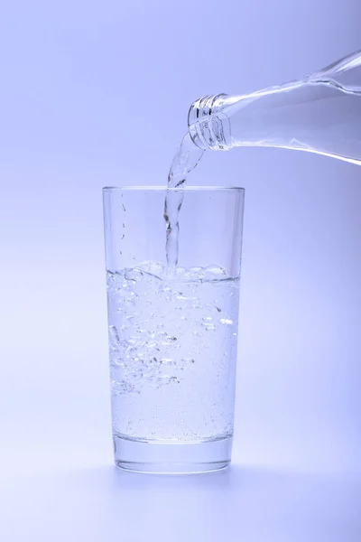 Холодна Мінеральна Вода Вливається Склянку Пляшки — стокове фото