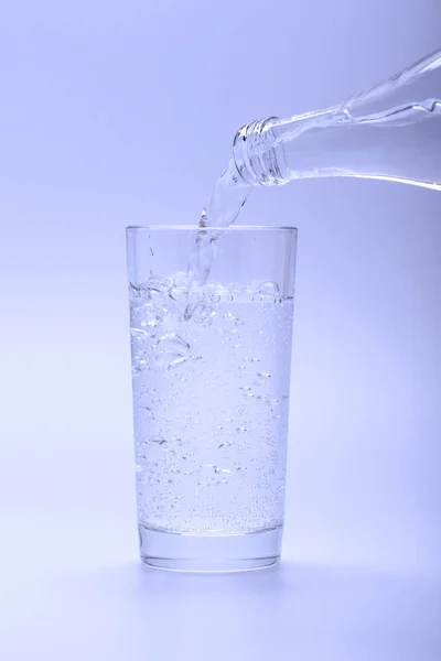 Ορυκτό Φρέσκο Νερό Ρίχνει Ένα Ποτήρι Από Ένα Μπουκάλι — Φωτογραφία Αρχείου