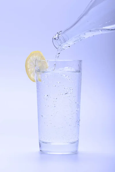 Cold Fresh Water Glass Lemon Close — Stock Photo, Image