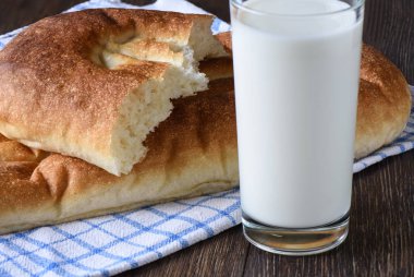 Rustik tarzı. Süt ve ekmek ahşap bir masa üzerinde
