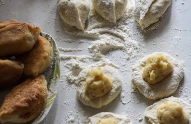 Ev börek yaptı. Dolgu turta üzerinde hamur, çiğ ve pişmiş turta için