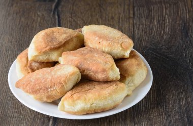 Rustik tarzı. Bir plaka üzerinde köftesi fırında ev yapımı 