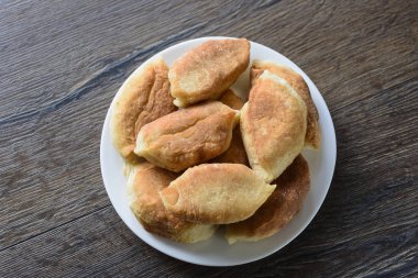 Rustik tarzı. Ahşap bir masa üzerinde bir plaka üzerinde pişmiş turta