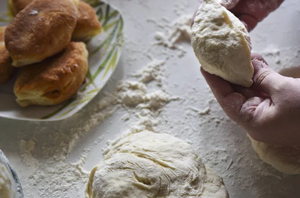 Hausgemachte Kuchen Rohe Torte Frauenhand Und Gebackene Kuchen Auf Einem — Stockfoto