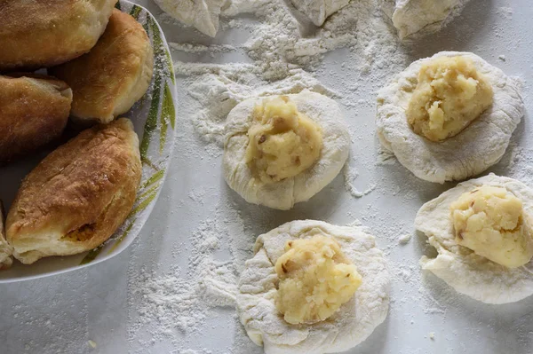 Hausgemachte Kuchen Füllung Von Kuchen Aus Gekochten Kartoffeln Und Gebratenen — Stockfoto