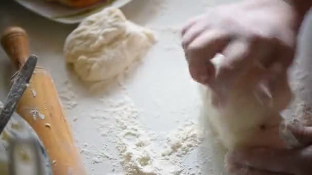 Baker dagasztása tésztát, lisztet, asztalra, rusztikus stílusban