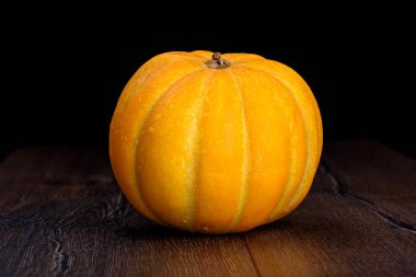 Ahşap arka plan üzerinde su damlacıkları ile kavun