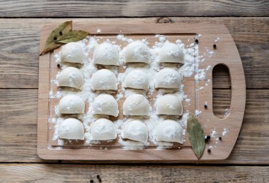 Rus mutfağının geleneksel çanak. Mantı veya et köfte. Rustik tarzı