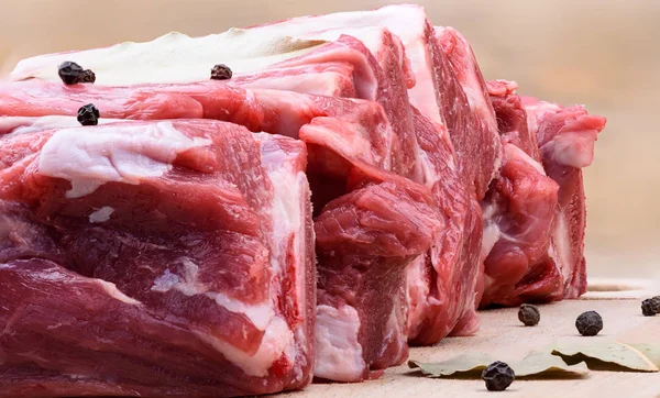 Bir kesme tahtası üzerinde ham Döş eti. Yakın çekim
