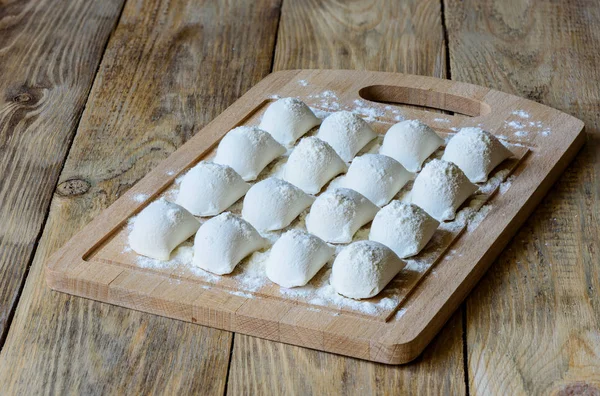 Russische Traditionelle Küche Pelmeni Oder Fleischklößchen Auf Dem Schneidebrett — Stockfoto