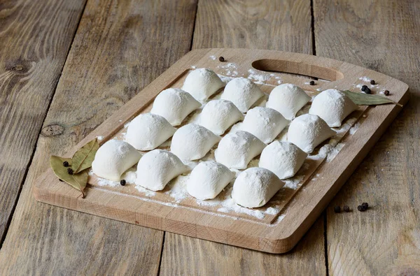 Traditionelles Gericht Der Russischen Küche Pelmeni Oder Fleischklößchen Auf Schneidebrett — Stockfoto