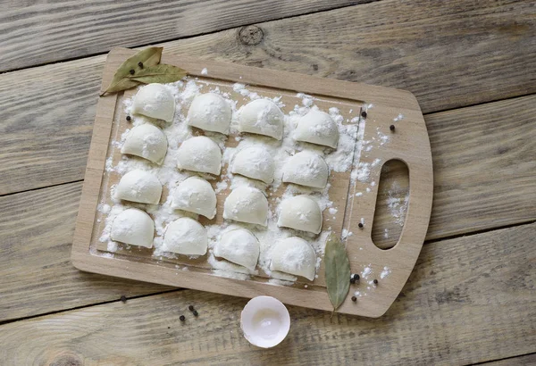 Traditionele Schotel Van Russische Keuken Pelmeni Vlees Dumplings Met Laurier — Stockfoto