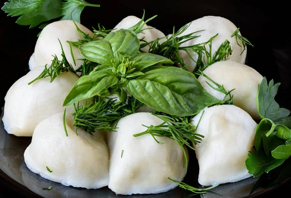 Russisch gekookt dumplings met basilicum, dille en peterselie — Stockfoto