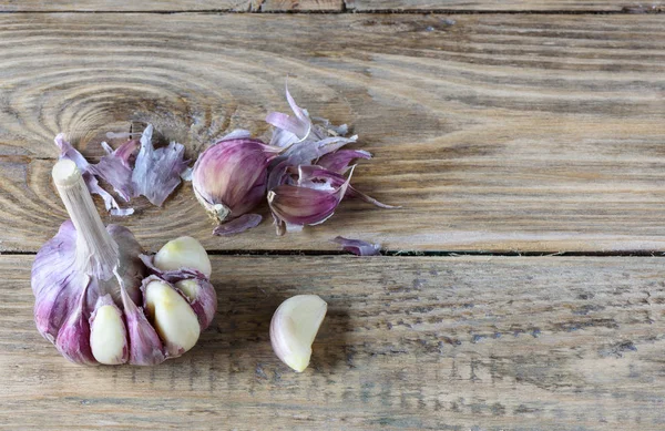 Ελαφρώς Ξεφλουδισμένες Σκόρδο Και Σκελίδες Σκόρδο Ένα Τραπέζι Ξύλινο Κουζίνα — Φωτογραφία Αρχείου
