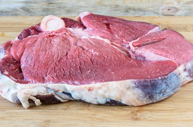 Yakın çekim. Taze et Dana jambon kesme tahtası