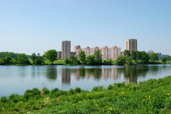 Fryazino Rusya şehir, nehir ve park yaz gün