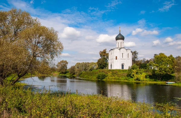 Храм Покрова Пресвятой Богородицы на реке Нерль, Россия — стоковое фото